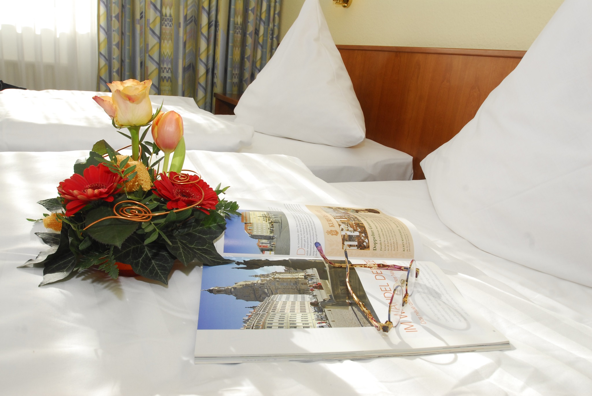 Hotelbett dekoriert