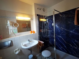 Modernes Badezimmer